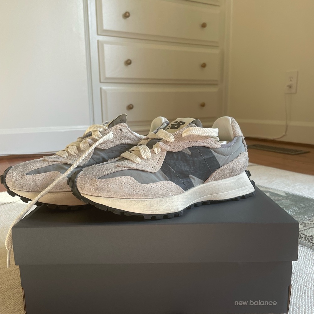 BRAND NEW NEVER WORN NEW BALANCE 327